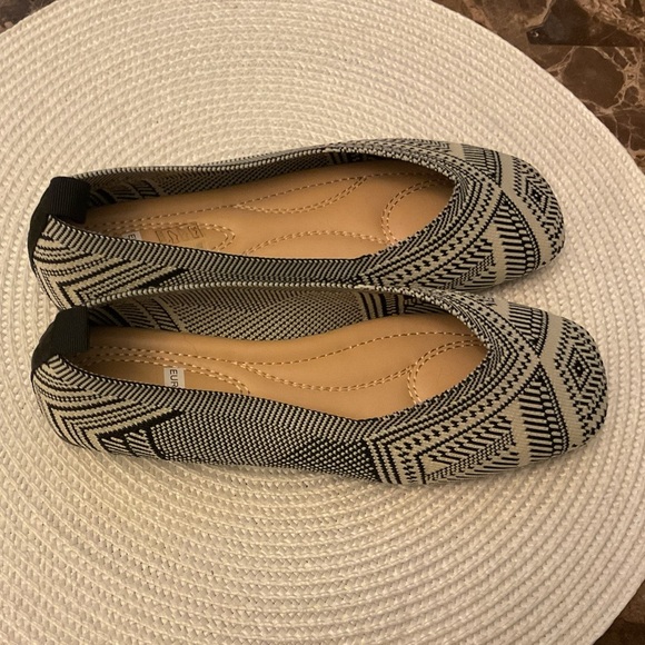 Black multi flats in a size 5 🖤🤍 - Picture 5 of 15